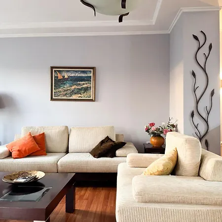 Cozy Near The Pyramid, Center