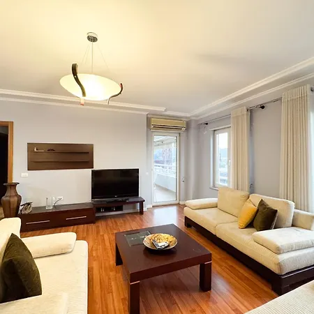 Cozy Near The Pyramid, Center