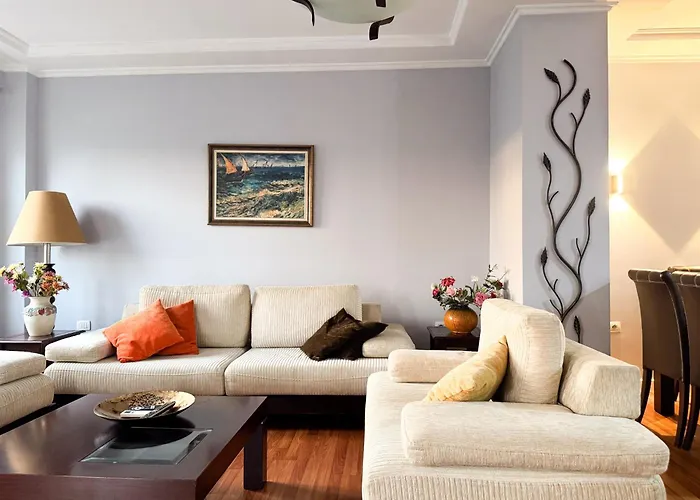 Cozy Near The Pyramid, Center