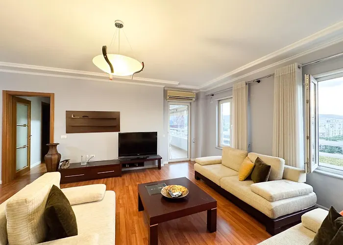 Cozy Near The Pyramid, Center